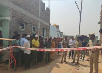 ಪ್ರಕರಣದ ದೃಶ್ಯವನ್ನು ಪೊಲೀಸರು ಪರಿಶೀಲಿಸುತ್ತಾರೆ, ಮಾರ್ಗದರ್ಶಿ ತನಿಖೆ