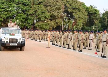 ದಾವಣಗೆರೆಯಲ್ಲಿ ಸಾಪ್ತಾಹಿಕ ಕವಾಯತು ಪರಿಶೀಲನೆ ನಡೆಸಿದ ಎಸ್ಪಿ