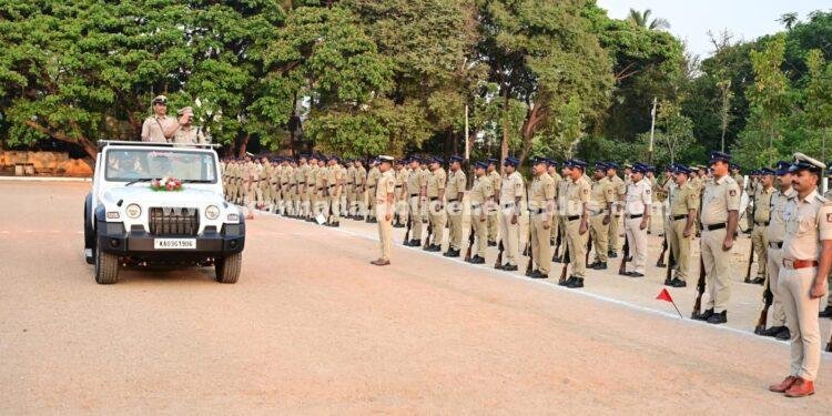 ದಾವಣಗೆರೆಯಲ್ಲಿ ಸಾಪ್ತಾಹಿಕ ಕವಾಯತು ಪರಿಶೀಲನೆ ನಡೆಸಿದ ಎಸ್ಪಿ