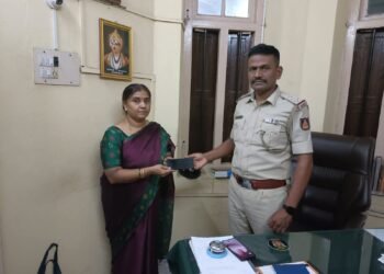 ಲಕ್ಷ್ಮಿಪುರಂ ಪೊಲೀಸರು ಕಳೆದುಹೋದ ಮೊಬೈಲ್ ಅನ್ನು ವಶಪಡಿಸಿಕೊಂಡಿದ್ದಾರೆ