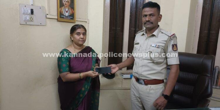 ಲಕ್ಷ್ಮಿಪುರಂ ಪೊಲೀಸರು ಕಳೆದುಹೋದ ಮೊಬೈಲ್ ಅನ್ನು ವಶಪಡಿಸಿಕೊಂಡಿದ್ದಾರೆ