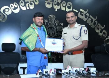 ಪೊಲೀಸರಿಂದ ಸನ್ಮಾನಿತ ಪ್ರಾಮಾಣಿಕ ಕೆಲಸಗಾರ