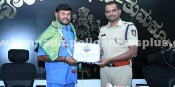 ಪೊಲೀಸರಿಂದ ಸನ್ಮಾನಿತ ಪ್ರಾಮಾಣಿಕ ಕೆಲಸಗಾರ