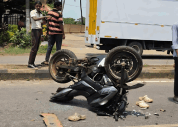 ಶಿರ್ವ: ಕಾರು ಹಾಗೂ ಬೈಕ್ ಸಿನಿಮೀಯ ರೀತಿಯಲ್ಲಿ ಡಿಕ್ಕಿ, ಬೈಕ್ ಸವಾರ ಅಪಾಯದಿಂದ ಪಾರು