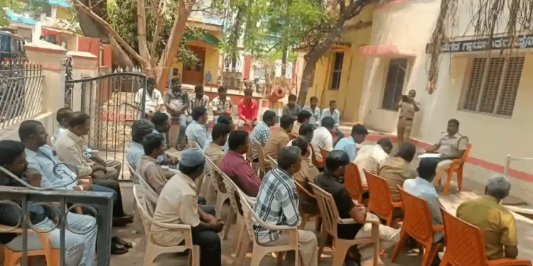 ಸುರಕ್ಷತಾ ಸಭೆಯಲ್ಲಿ ಆಟೋ ಚಾಲಕರು ಭಾಗವಹಿಸಿದರು