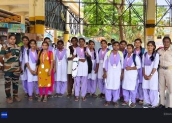 ಪೊಲೀಸರು ಜಾಗೃತಿಯ ಮೂಲಕ ಹುಡುಗಿಯರನ್ನು ಸಬಲೀಕರಣಗೊಳಿಸಿದರು