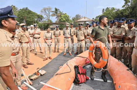 ಮಳೆಗಾಲದ ವಿಪತ್ತು ಸನ್ನದ್ಧತೆಯನ್ನು ಪೊಲೀಸರು ಪ್ರದರ್ಶಿಸಿದರು