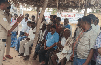 ಪೊಲೀಸರು ಸಾರ್ವಜನಿಕ ಸುರಕ್ಷತೆಯ ಬಗ್ಗೆ ಜಾಗೃತಿ ಮೂಡಿಸಿದರು