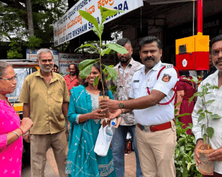 ಪರಿಸರಕ್ಕಾಗಿ ಪೊಲೀಸರು ಸಸಿಗಳನ್ನು ವಿತರಿಸಿದರು