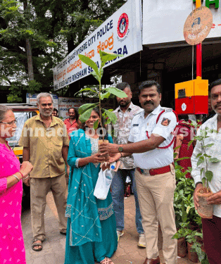 ಪರಿಸರಕ್ಕಾಗಿ ಪೊಲೀಸರು ಸಸಿಗಳನ್ನು ವಿತರಿಸಿದರು