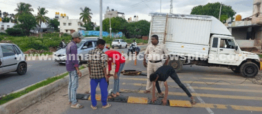ಸಿರಾ ಪೊಲೀಸರು ರಸ್ತೆ ಸುರಕ್ಷತೆಗೆ ಹೆಚ್ಚಿನ ಒತ್ತು ನೀಡಿದ್ದಾರೆ