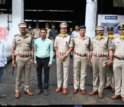 ವಶಪಡಿಸಿಕೊಂಡ ಗಾಂಜಾ ದಾಸ್ತಾನನ್ನು ಪೊಲೀಸರು ನಾಶಪಡಿಸಿದ್ದಾರೆ