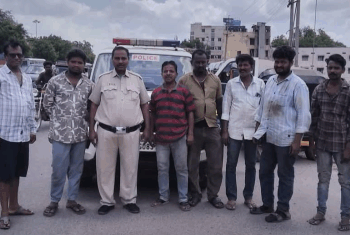 ಪೊಲೀಸರು ಜಾಗೃತಿಯ ಮೂಲಕ ಸುರಕ್ಷತೆಯನ್ನು ಉತ್ತೇಜಿಸುತ್ತಾರೆ