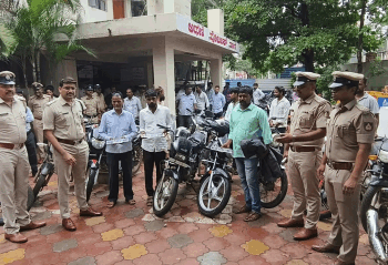 ಅಥಣಿ ಪೊಲೀಸರು ಸರಿಯಾದ ವಾಹನ ಗುರುತನ್ನು ಖಚಿತಪಡಿಸಿಕೊಳ್ಳುತ್ತಾರೆ
