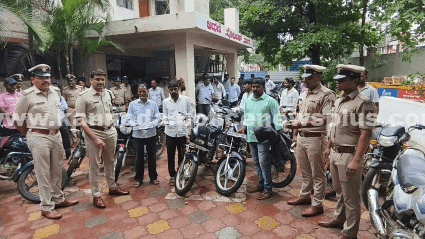 ಅಥಣಿ ಪೊಲೀಸರು ಸರಿಯಾದ ವಾಹನ ಗುರುತನ್ನು ಖಚಿತಪಡಿಸಿಕೊಳ್ಳುತ್ತಾರೆ