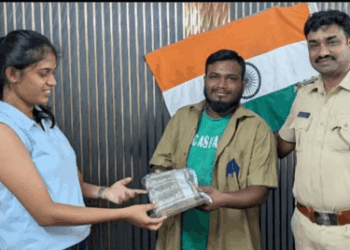 ಪ್ರಾಮಾಣಿಕ ಆಟೋ ಚಾಲಕ ₹5 ಲಕ್ಷ ವಾಪಸ್ ನೀಡಿದ್ದಾರೆ