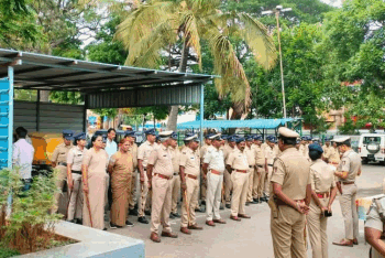 ಶಾಂತಿಯುತವಾಗಿ ಅಂಬೇಡ್ಕರ್ ಪ್ರತಿಮೆ ಅನಾವರಣಗೊಳಿಸುವಲ್ಲಿ ಪೊಲೀಸರು